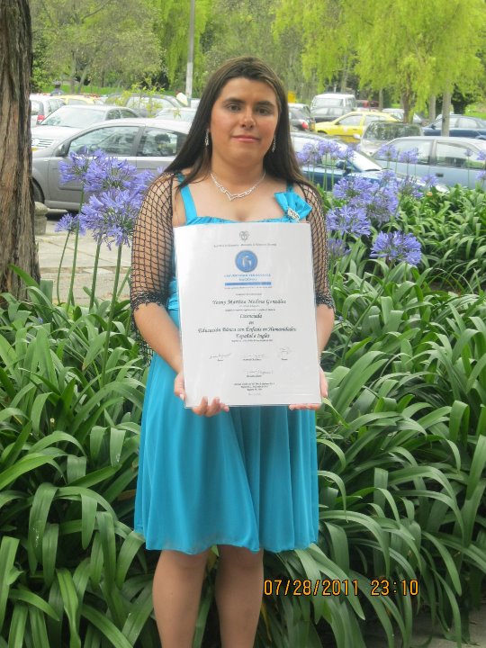 Imagen : Pregrado vestido azul y diploma